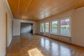 Wohnen EG - Groß­zü­giges Einfa­mi­li­en­haus in Fertig­bau­weise mit Garage auf großem Grund­stück – sofort beziehbar