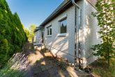 Außen Eingangsbereich - Groß­zü­giges Einfa­mi­li­en­haus in Fertig­bau­weise mit Garage auf großem Grund­stück – sofort beziehbar