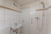 Bad DG - Groß­zü­giges Einfa­mi­li­en­haus in Fertig­bau­weise mit Garage auf großem Grund­stück – sofort beziehbar