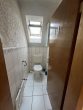 Sep. Toilette - Fami­li­en­freund­li­ches Zwei­fa­mi­li­en­wohn­haus mit Garten