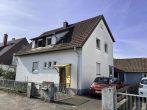 Hausansicht - Fami­li­en­freund­li­ches Zwei­fa­mi­li­en­wohn­haus mit Garten