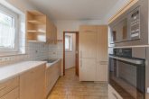 EG Küche mit Speise - “Ein Zuhause für Generationen – großzügiges EFH mit Einliegerwohnung & nachhaltiger Energie”