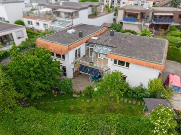 Groß­zü­giges Wohn­haus mit zwei Wohn­ein­heiten in idyl­li­scher Lage im beliebten Wohn­ge­biet Haier, 73035 Göppingen, Zweifamilienhaus