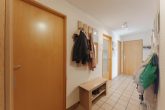 Flur - Gepflegte, helle 4-Zi.-ETW. mit Balkon, Garage u. Freistellplatz