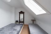 Zimmer 1 DG - Zweifamilienhaus in ruhiger Lage von Göppingen/Reusch