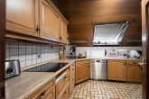 Küche - Kapi­tal­an­lage oder Eigen­nut­zung: 3-Zimmer-DG-Wohnung mit Winter­garten