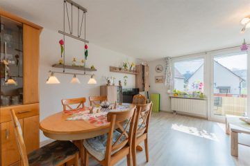 Gepflegte, helle 4-Zi.-Hochparterre-Mais. mit Balkon u. Stell­platz in Ebers­bach, 73061 Ebersbach, Wohnung
