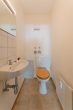 Separates WC - Sofort beziehbar: 3 Zimmer, Terrasse, Garten­an­teil und Tief­ga­ra­gen­stell­platz