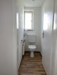 Separates WC - Sofort frei: 3 Zimmer-ETW. im 1.OG mit Balkon und Stell­platz