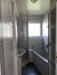 Bad - Sofort frei: 3 Zimmer-ETW. im 1.OG mit Balkon und Stell­platz