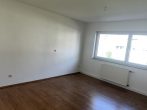 Schlafen - Sofort frei: 3 Zimmer-ETW. im 1.OG mit Balkon und Stell­platz