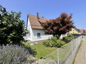 Zwei Wohnungen, ein großes Grund­stück – Ihr Sanie­rungs­pro­jekt in Göppingen-Faurndau!, 73035 Göppingen, Zweifamilienhaus